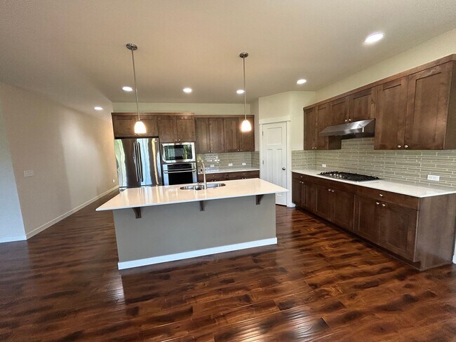 Foto del edificio - 4 bed/2.5 bath and 3 car garage and a down...