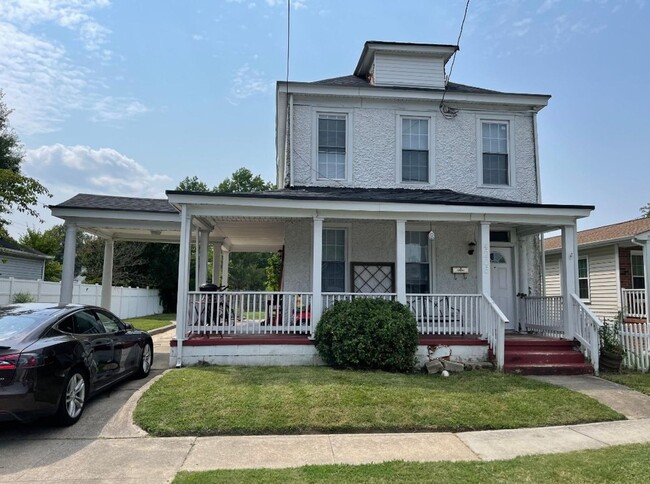 Building Photo - North Side House! Roomy 3 bed 2 bath with ...