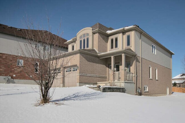 Building Photo - BEAUTIFUL FOUR BEDROOM HOME OFF WONDERLAND RD NORTH.