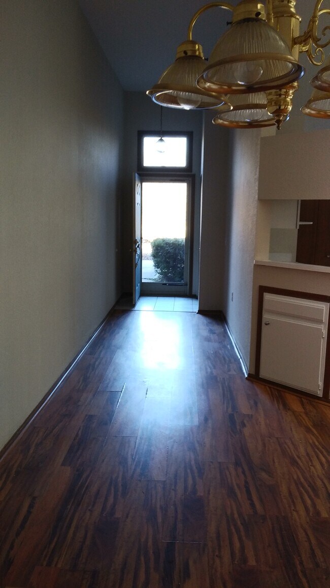 Building Photo - 706 Hilltop Ln