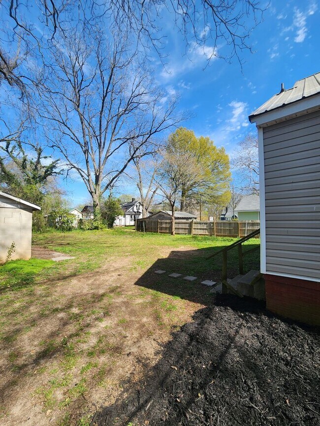 Foto del edificio - Now Available!