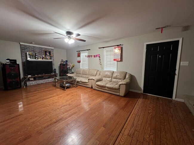 Foto del edificio - Charming Home in Country Club Hills – Idea...