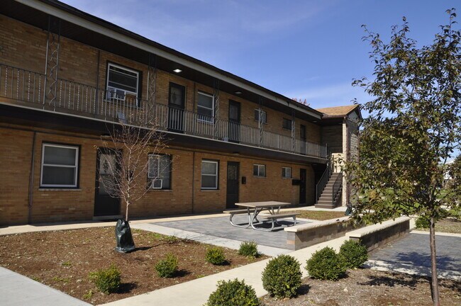 Building Photo - 124 Douglas Ave