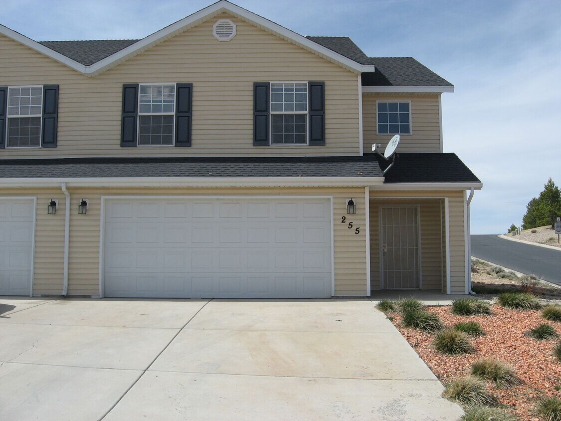 Foto principal - Spacious 2-Story Cedar City Duplex