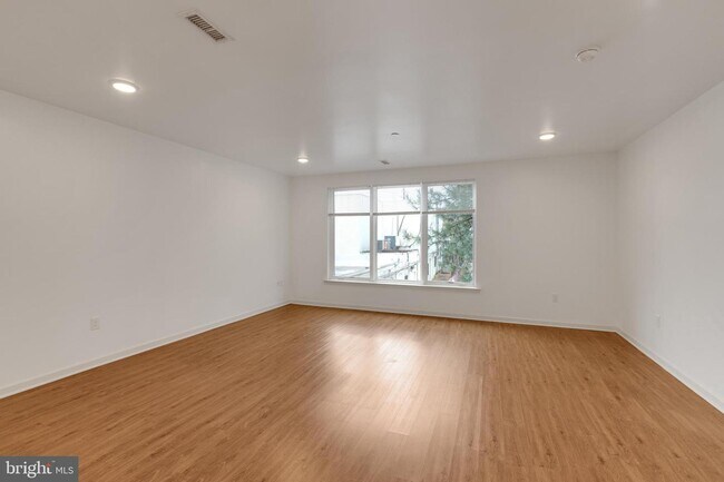 Foto del edificio - 6157 Ridge Ave