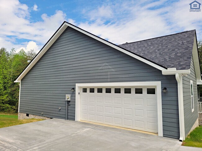 Building Photo - 2211 Huntland Rd