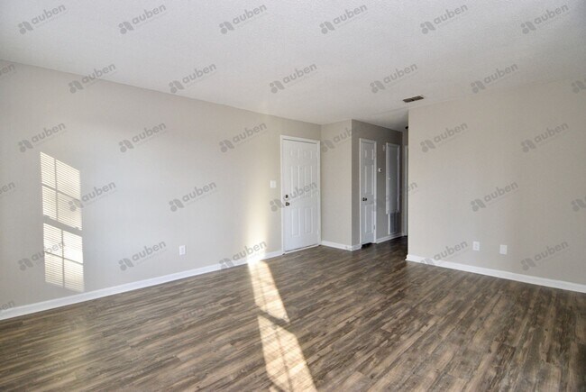 Building Photo - $850 - 2 bed/1 bath Apartment in North Aug...