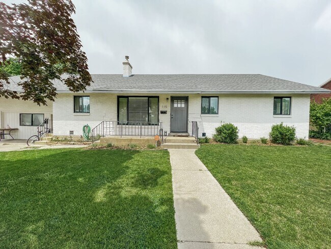 Building Photo - Stylish home ready for comfortable living