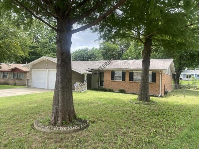Building Photo - 7924 Silverdale Dr
