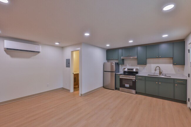 Foto del edificio - Modern Remodel with Designer Finishes | All Utilities Included