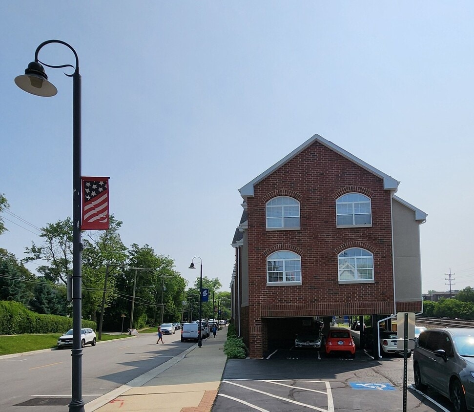 Primary Photo - 245 Burlington Ave
