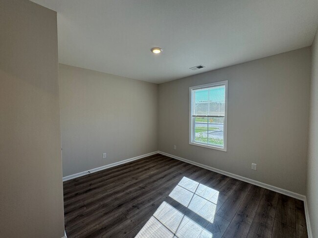 Building Photo - 207 Mountaindale Dr