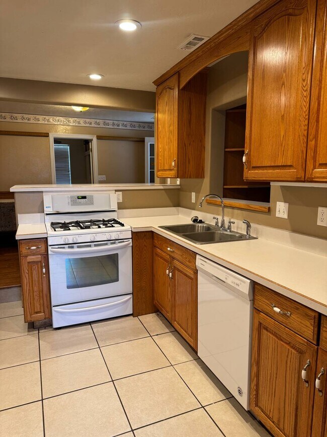 Foto del edificio - MONROE PROPERTY RENTALS (BLUE HOUSE)