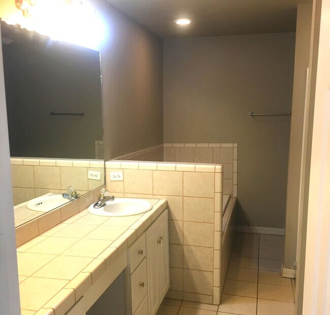 Foto del edificio - PRE-LEASING FOR AUG 10TH MOVE-IN! - 4 BED/2BATH HOUSE