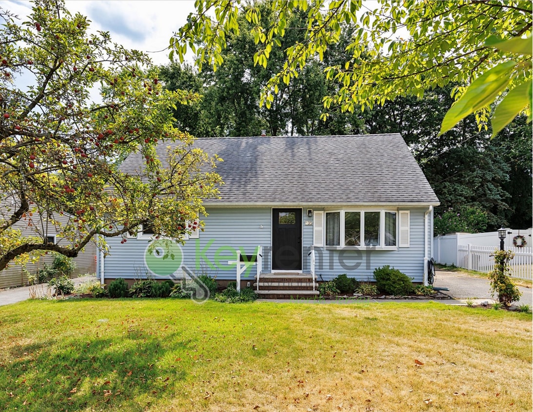 Primary Photo - Sweet Clifton Cape on a Tree-Lined Street ...
