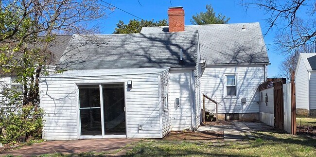 Foto del edificio - Adorable 3 Bedroom Bungalow Across from Mercy Hospital $1395!!!