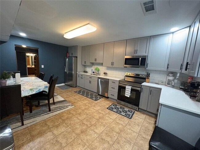 Foto del edificio - 180 Village Green Ct SW