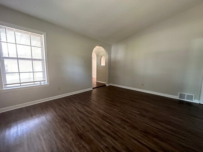 Foto del edificio - 4356 Deergrove - Available Now!