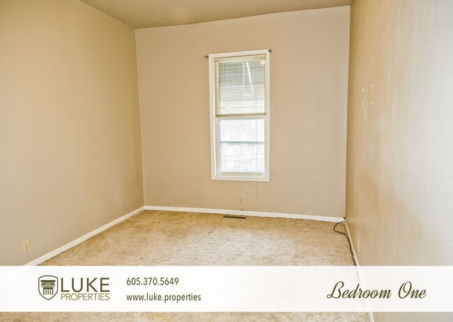 Building Photo - Large apartment for rent near downtown