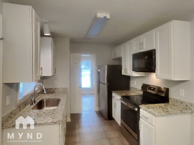 Building Photo - 904 Clifford Dr