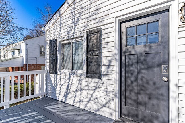 Building Photo - Charming Home, Walk to Metro!