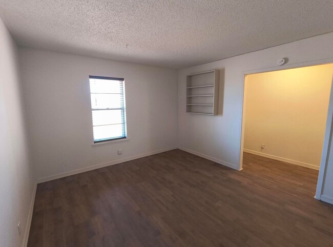 Building Photo - Nice 3 bedroom + office, 2 bath home in We...