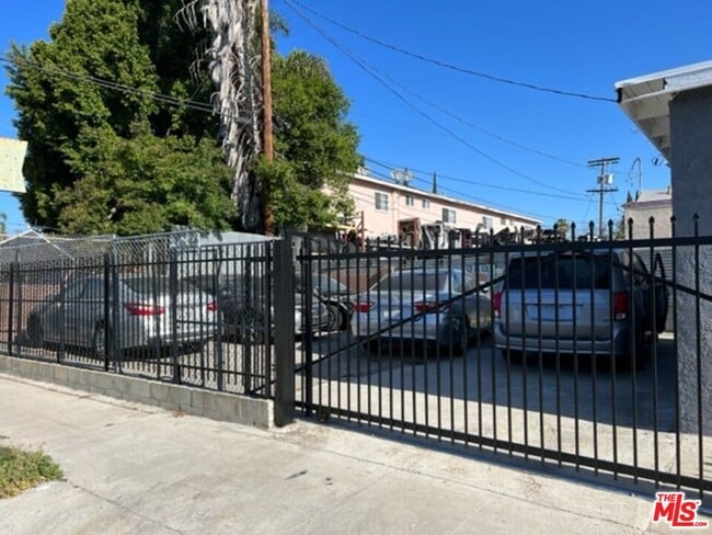 Building Photo - 5701 TUJUNGA Ave