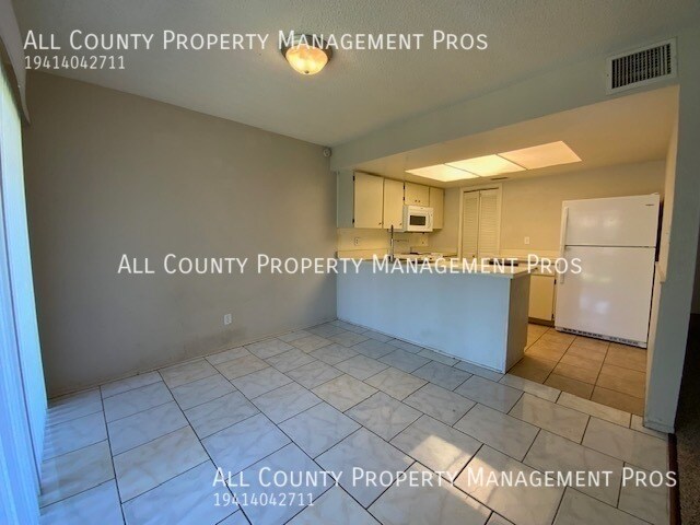 Building Photo - Spacious townhouse, new paint and carpet, ...