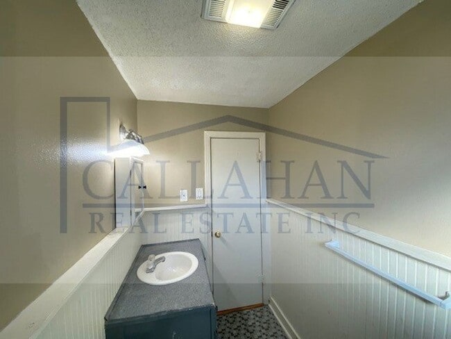 Building Photo - NLR Updated Home