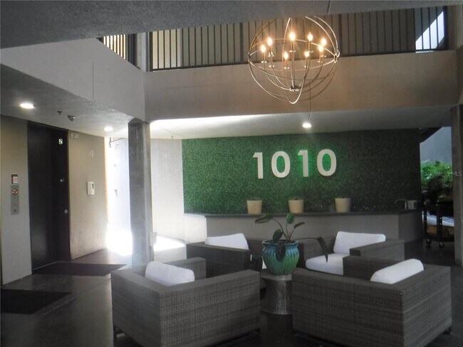 Foto del edificio - 1010 Central Ave N