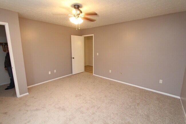 Foto del edificio - 3242 Summerdale Ln