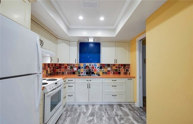 Foto del edificio - Updated 1-Bedroom Condo with Garage, Pool & Patio in Prime Fullerton Location