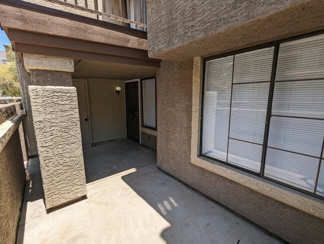 Building Photo - 2 Bedroom 2 Bathroom in Tempe! Water, Sewe...