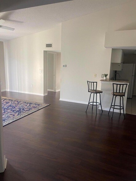 Foto del edificio - 400 Crestwood Ct N