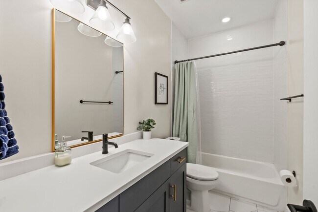 Building Photo - Bi-Level Shaw Condo