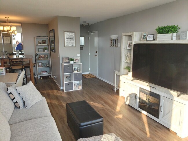 Foto del edificio - 2740 N Pine Grove Ave