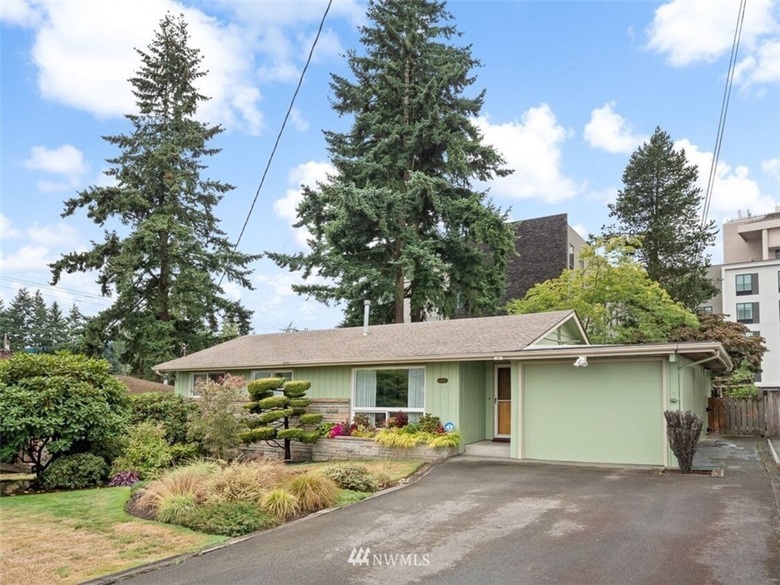 Foto principal - Charming 3-Bedroom Home with Fresh Updates