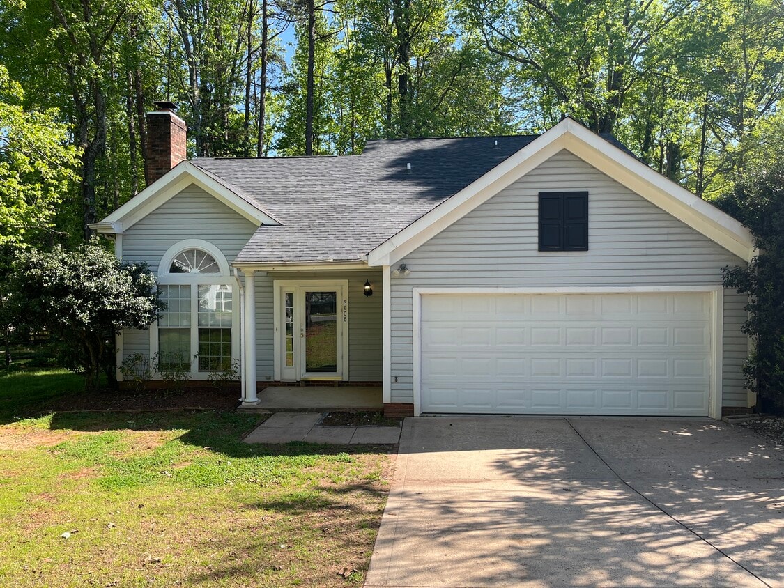 8106 Chestnut Ridge Dr, Charlotte, NC 28215 House Rental in Charlotte