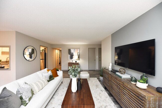 Experimente la elegancia de esta moderna sala de estar, diseñada con estilo y comodidad en mente. - Edison at Meridian Hills