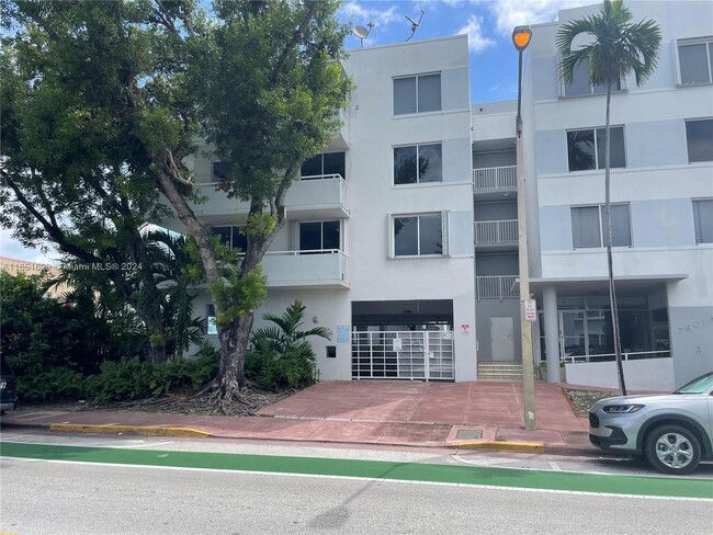 Foto del edificio - 7601 Dickens Ave