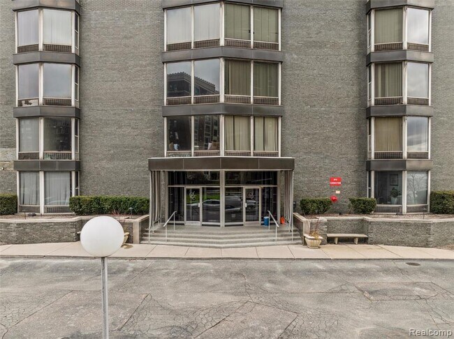Foto del edificio - 8200 E Jefferson Ave
