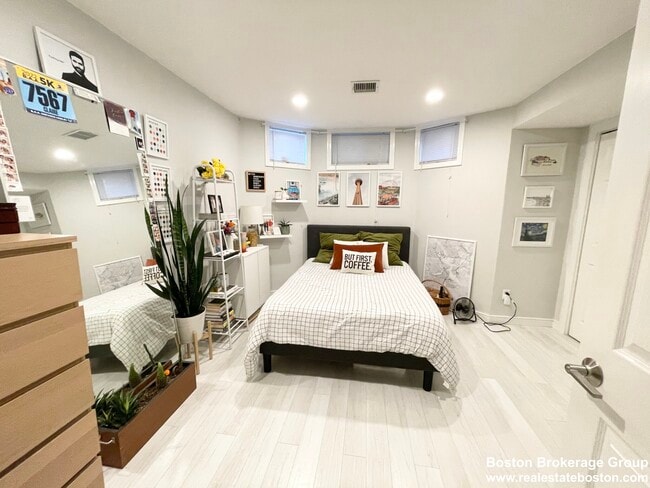 Building Photo - 36 Sheridan St