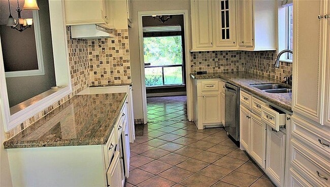 Building Photo - 6927 Windy Pines Dr