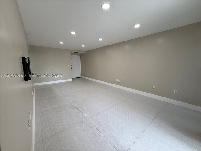 Building Photo - 9405 Fontainebleau Blvd