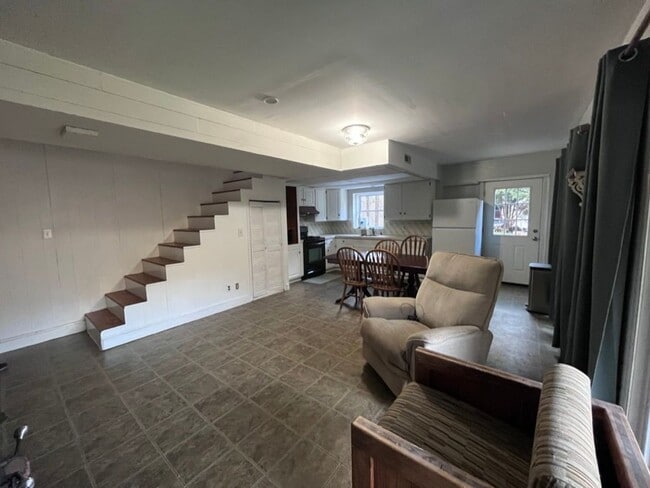 Building Photo - 304 Pine Dr