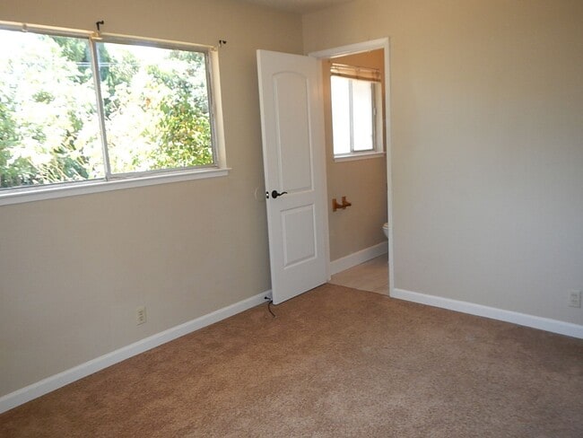 Building Photo - Charming 4Bed 2 Bath in great family neigh...