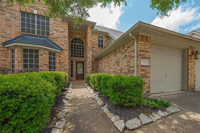 Foto del edificio - 2710 Five Oaks Dr