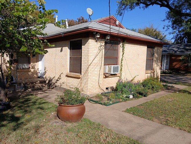 Building Photo - Avon 3019-3021