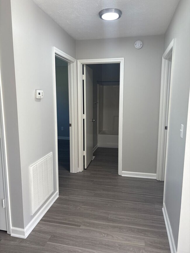 Foto del edificio - Renovated 2 Bedroom Duplex in Manchester...