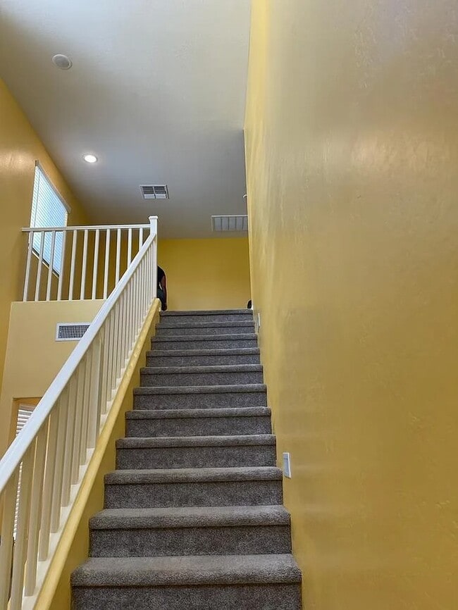 Building Photo - Stunning 5-bedroom 3 bathroom